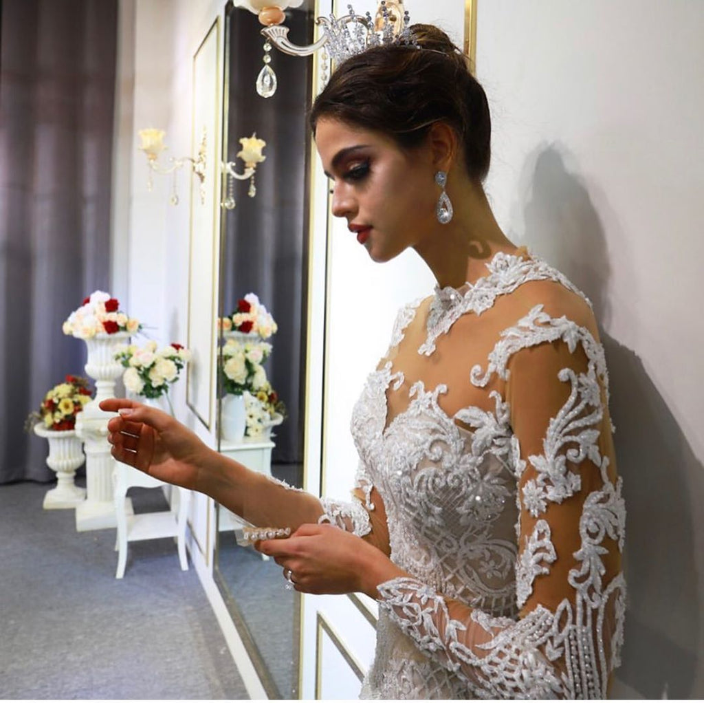 Wunderschönes langes A-Linien-Brautkleid mit Herzausschnitt, Applikationen und Spitze und Ärmeln