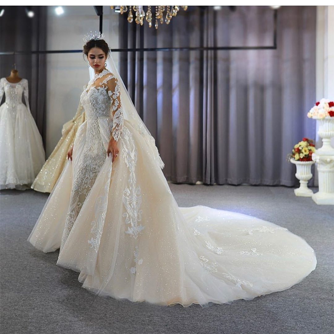 Wunderschönes langes A-Linien-Brautkleid mit Herzausschnitt, Applikationen und Spitze und Ärmeln