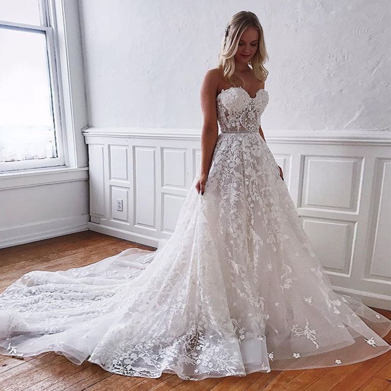 Precioso vestido de novia largo de encaje con escote en forma de A