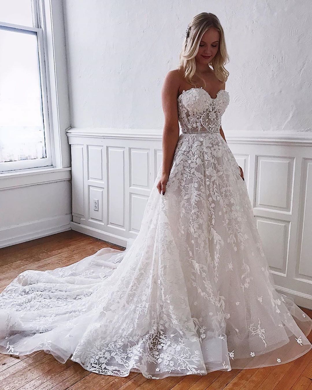 Precioso vestido de novia largo de encaje con escote en forma de A