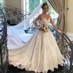 Precioso vestido de novia largo de tul con encaje satinado y escote en forma de A con mangas
