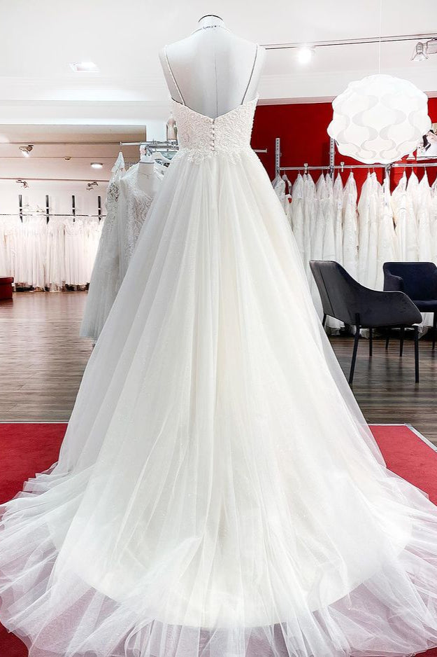 Hermosos vestidos de novia largos de tul con encaje y escote en forma de A y tirantes finos.