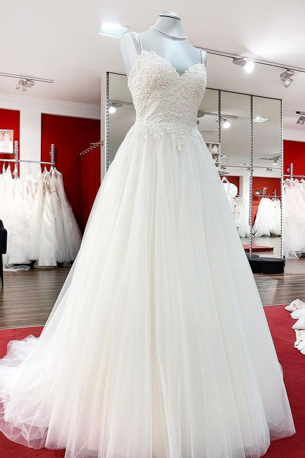 Hermosos vestidos de novia largos de tul con encaje y escote en forma de A y tirantes finos.