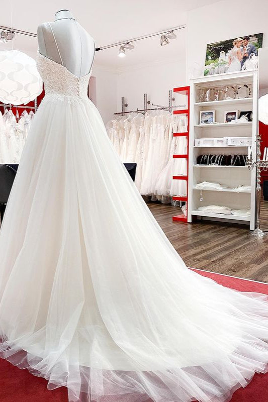 Hermosos vestidos de novia largos de tul con encaje y escote en forma de A y tirantes finos.