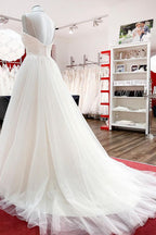 Hermosos vestidos de novia largos de tul con encaje y escote en forma de A y tirantes finos.
