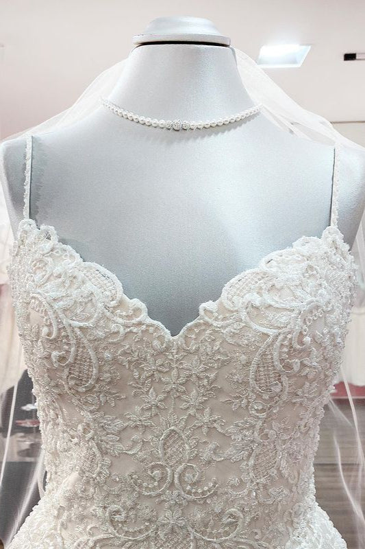Hermosos vestidos de novia largos de tul con encaje y escote en forma de A y tirantes finos.