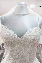 Hermosos vestidos de novia largos de tul con encaje y escote en forma de A y tirantes finos.