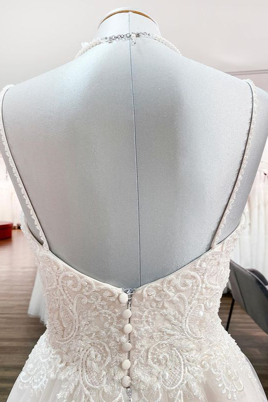 Hermosos vestidos de novia largos de tul con encaje y escote en forma de A y tirantes finos.