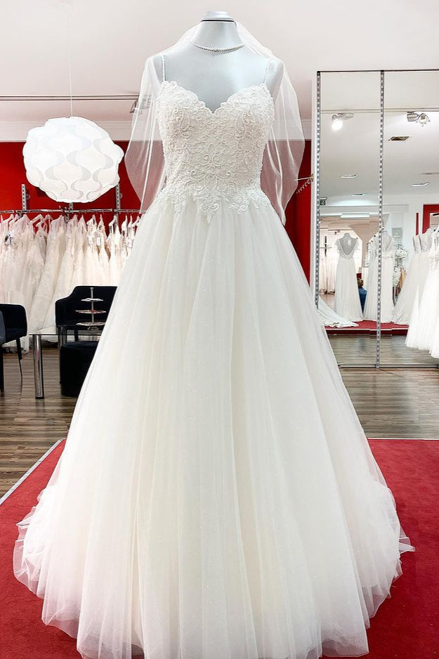 Hermosos vestidos de novia largos de tul con encaje y escote en forma de A y tirantes finos.