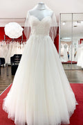 Hermosos vestidos de novia largos de tul con encaje y escote en forma de A y tirantes finos.