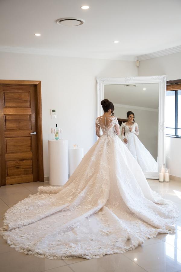 Precioso vestido de novia largo de corte A con escote en forma de corazón de tul con encaje y espalda abierta con mangas