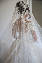 Precioso vestido de novia largo de corte A con escote en forma de corazón de tul con encaje y espalda abierta con mangas