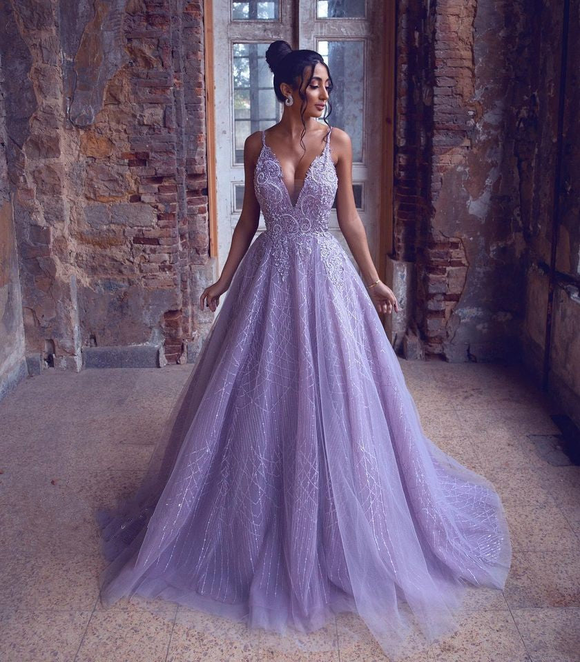 Wunderschönes langes rückenfreies Ballkleid aus Tüll in A-Linie mit V-Ausschnitt, Spitzenapplikationen