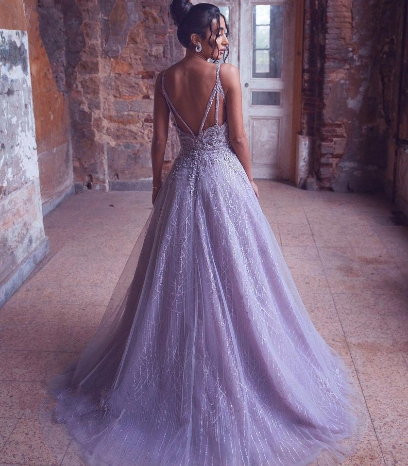 Wunderschönes langes rückenfreies Ballkleid aus Tüll in A-Linie mit V-Ausschnitt, Spitzenapplikationen