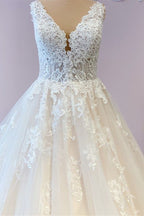 Precioso vestido de novia largo de tul con corte A y apliques de encaje