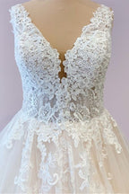 Precioso vestido de novia largo de tul con corte A y apliques de encaje