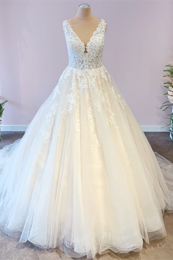 Precioso vestido de novia largo de tul con corte A y apliques de encaje