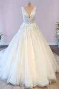 Precioso vestido de novia largo de tul con corte A y apliques de encaje