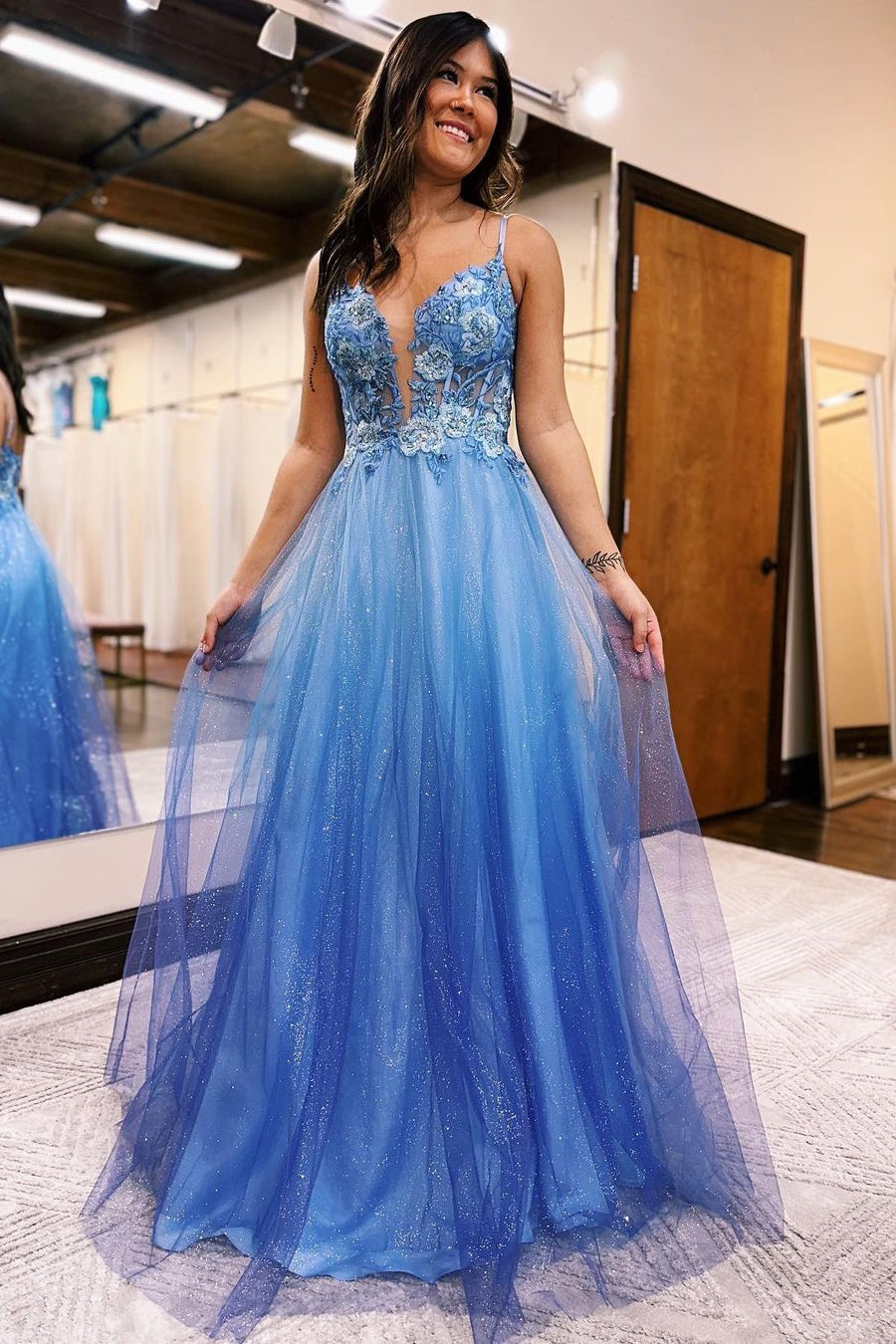 Hermoso vestido de fiesta largo en forma de A con escote en V, sin mangas y brillo con apliques