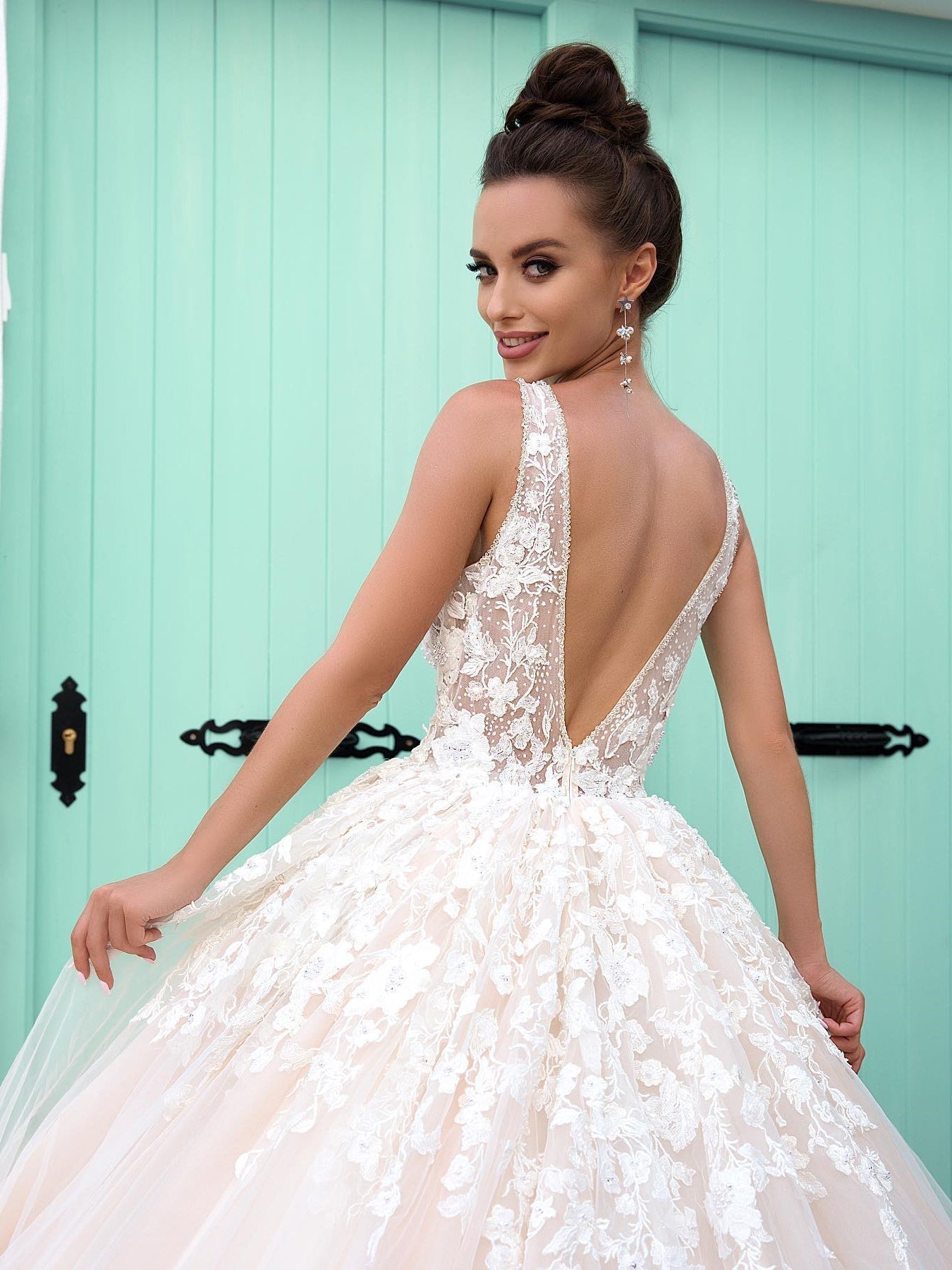 Hermosos vestidos de graduación largos de tul con escote en V y espalda abierta en forma de A