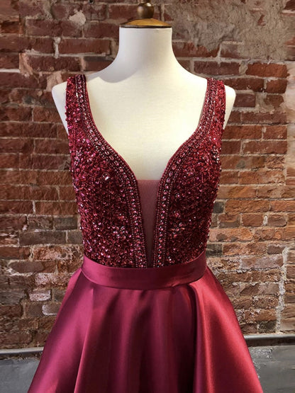 Wunderschönes langes A-Linien-Abschlussballkleid aus Satin mit V-Ausschnitt und Perlenbesatz