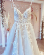 Precioso vestido de novia largo de tul con escote en V, tirantes finos y espalda descubierta