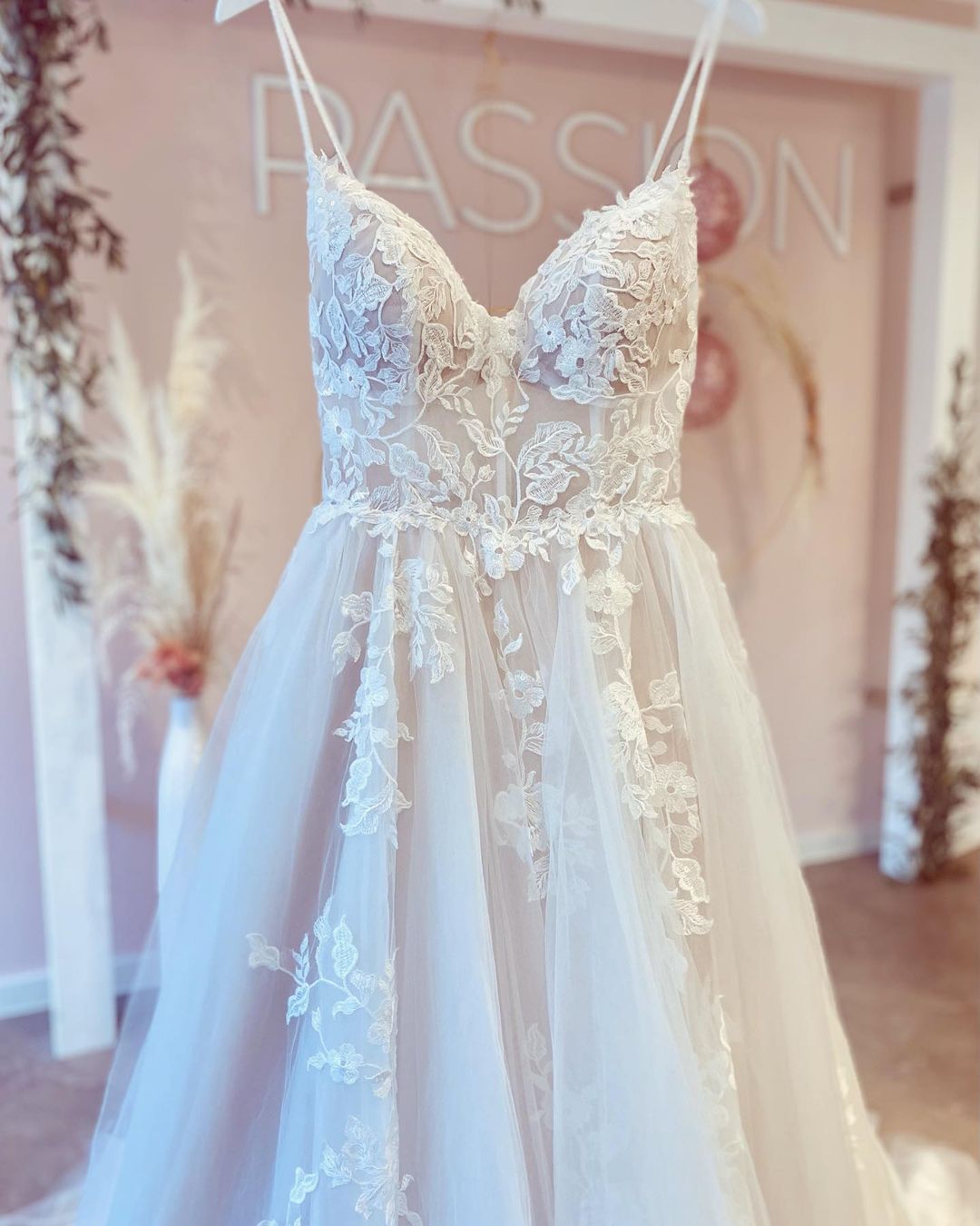 Precioso vestido de novia largo de tul con escote en V, tirantes finos y espalda descubierta