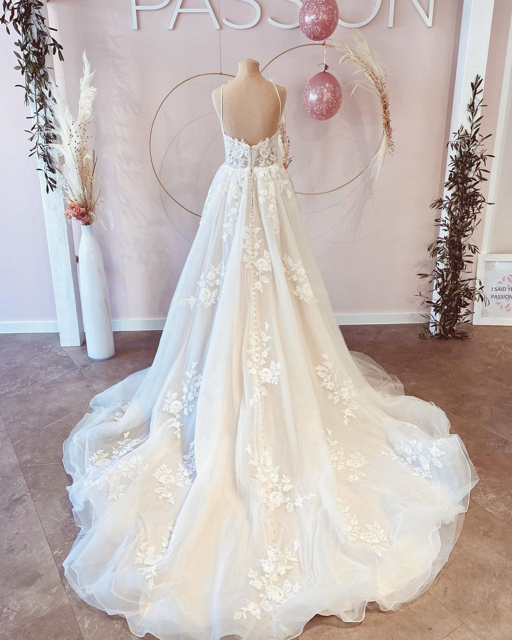 Precioso vestido de novia largo de tul con escote en V, tirantes finos y espalda descubierta