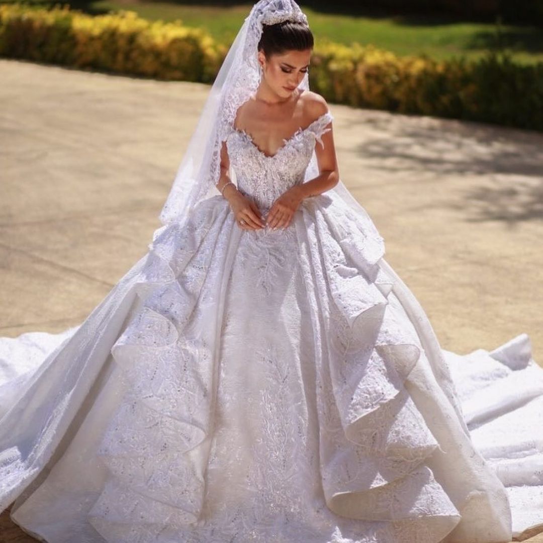 Hermoso vestido de novia largo de encaje con hombros descubiertos