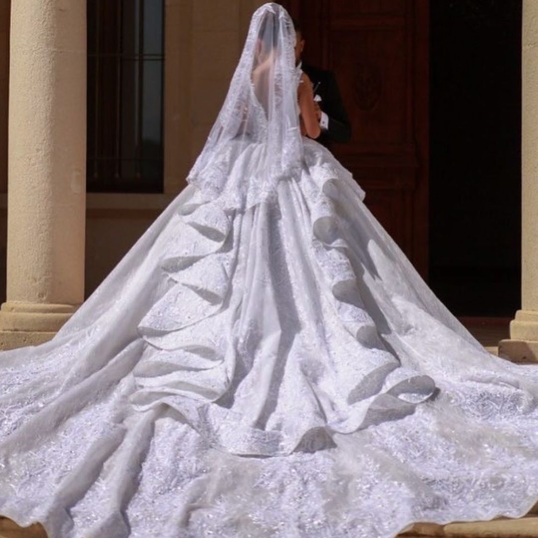 Hermoso vestido de novia largo de encaje con hombros descubiertos