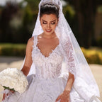 Hermoso vestido de novia largo de encaje con hombros descubiertos