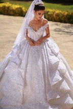 Hermoso vestido de novia largo de encaje con hombros descubiertos