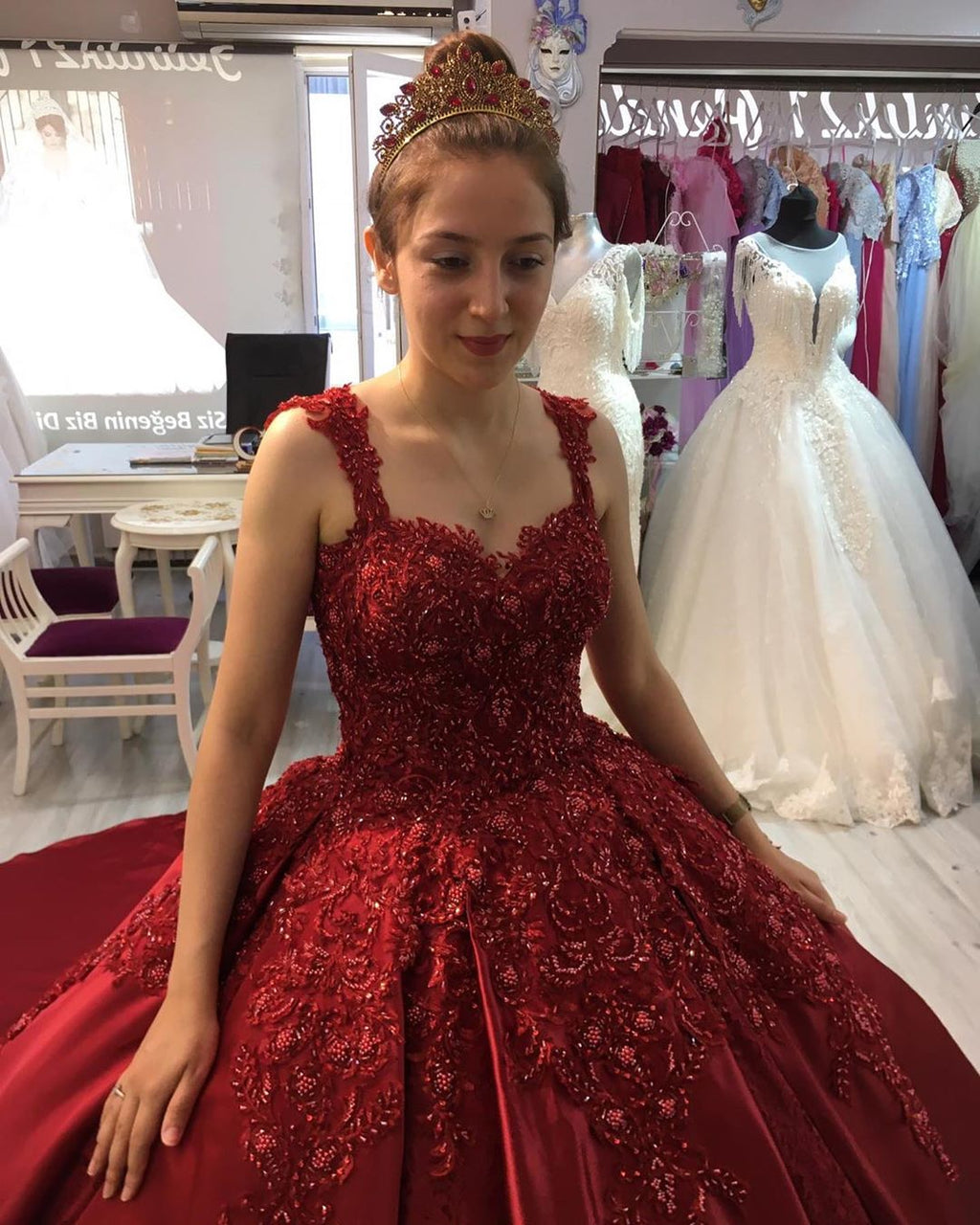 Wunderschönes langes Ballkleid mit Herzausschnitt, Applikationen, Spitze und Satin