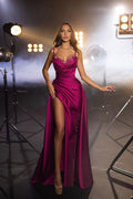 Hermoso vestido de fiesta plisado sin mangas con tirantes largos fucsias y cuentas con abertura