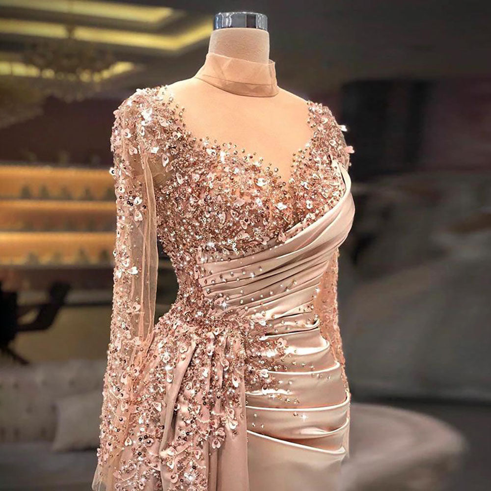 Wunderschönes langes Ballkleid mit hohem Halsausschnitt, Perlenbesatz und Pailletten und langen Ärmeln