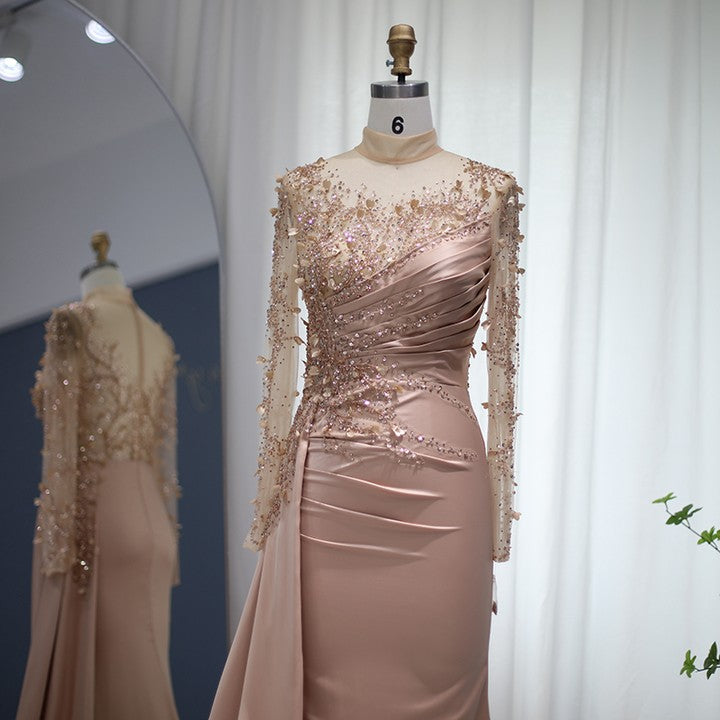 Wunderschönes langes Ballkleid mit hohem Halsausschnitt, Perlenbesatz und Pailletten und langen Ärmeln