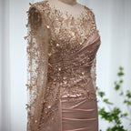 Wunderschönes langes Ballkleid mit hohem Halsausschnitt, Perlenbesatz und Pailletten und langen Ärmeln