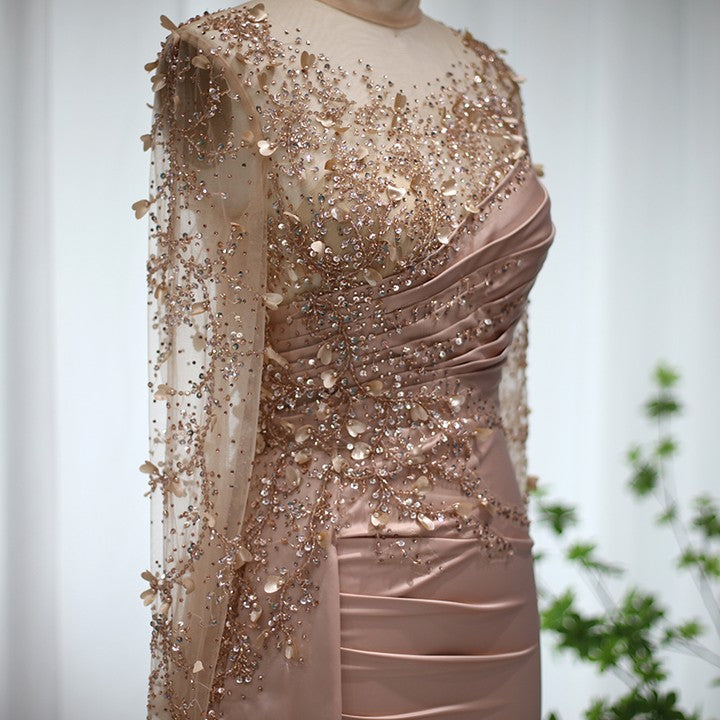 Wunderschönes langes Ballkleid mit hohem Halsausschnitt, Perlenbesatz und Pailletten und langen Ärmeln
