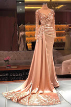 Wunderschönes langes Ballkleid mit hohem Halsausschnitt, Perlenbesatz und Pailletten und langen Ärmeln