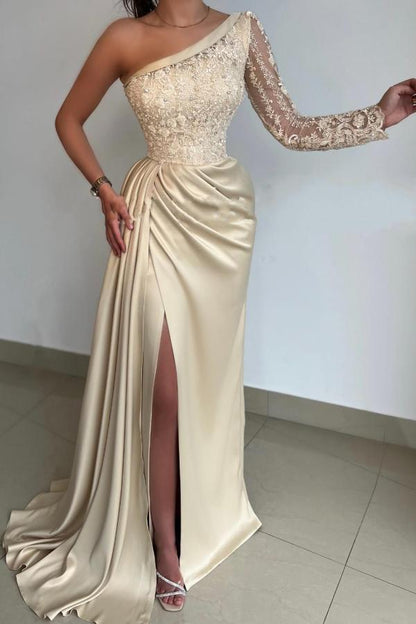 Hermoso vestido de fiesta largo de sirena asimétrico con encaje satinado y abertura frontal con mangas