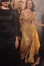 Wunderschönes langes, schulterfreies, ärmelloses Ballkleid im Meerjungfrauenstil in Gold mit Pailletten und Schlitz