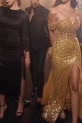 Wunderschönes langes, schulterfreies, ärmelloses Ballkleid im Meerjungfrauenstil in Gold mit Pailletten und Schlitz