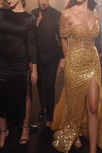 Wunderschönes langes, schulterfreies, ärmelloses Ballkleid im Meerjungfrauenstil in Gold mit Pailletten und Schlitz