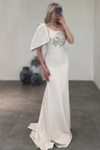 Wunderschönes langes Meerjungfrau-Abendkleid mit einer Schulter und Satin-Strasssteinen