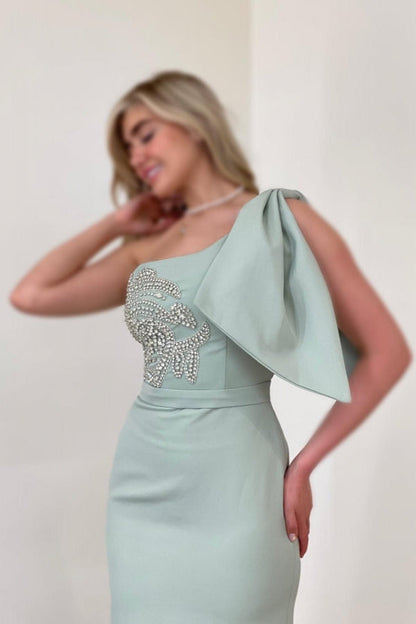 Wunderschönes langes Meerjungfrau-Abendkleid mit einer Schulter und Satin-Strasssteinen