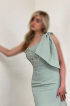 Wunderschönes langes Meerjungfrau-Abendkleid mit einer Schulter und Satin-Strasssteinen