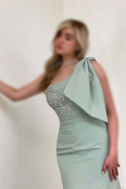 Wunderschönes langes Meerjungfrau-Abendkleid mit einer Schulter und Satin-Strasssteinen