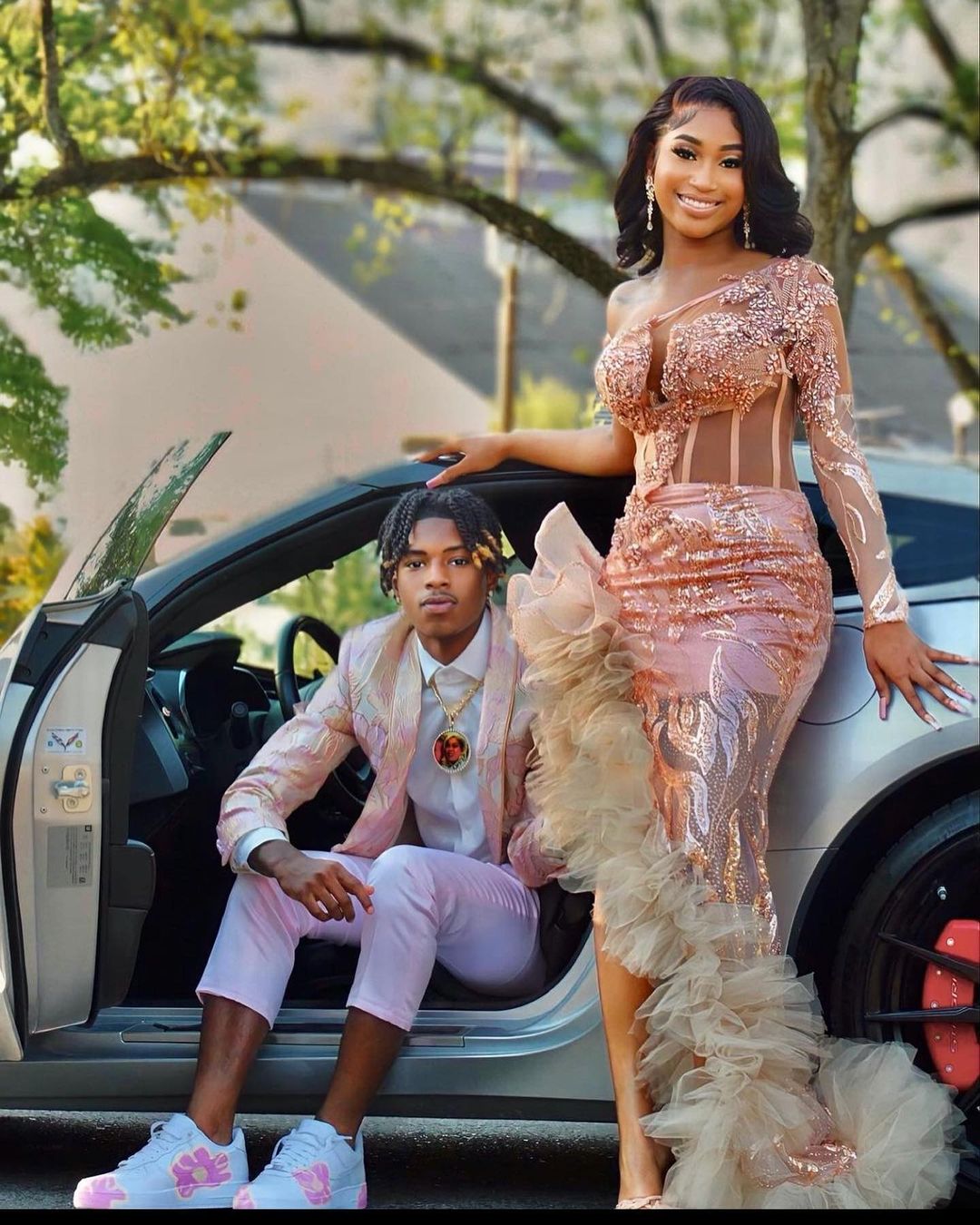 Hermoso vestido de fiesta rosa de sirena con un solo hombro, manga larga y abertura