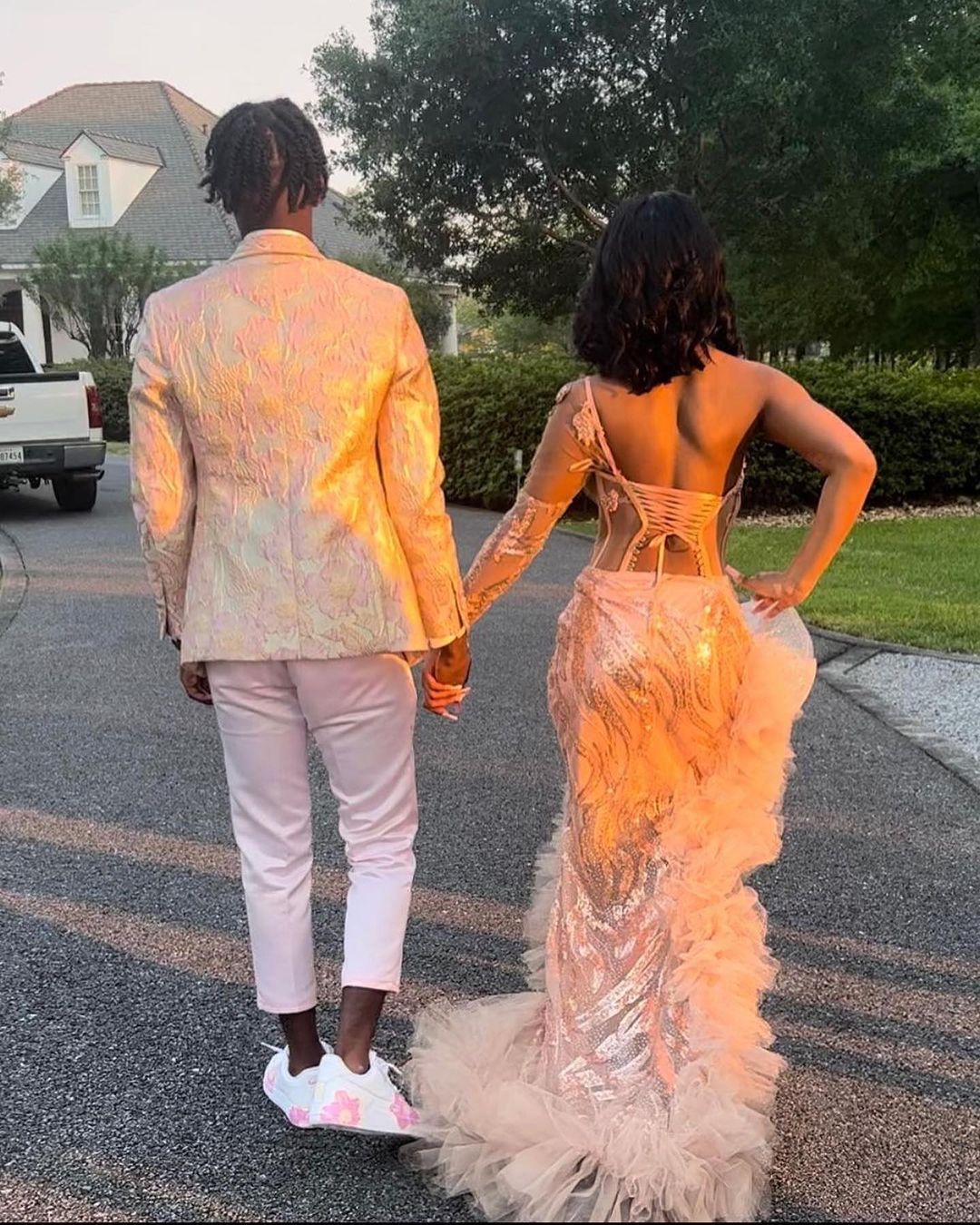 Hermoso vestido de fiesta rosa de sirena con un solo hombro, manga larga y abertura