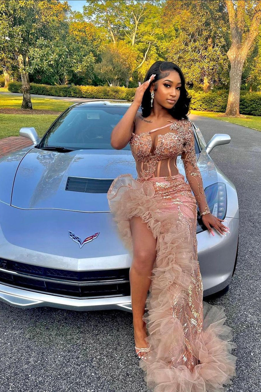 Hermoso vestido de fiesta rosa de sirena con un solo hombro, manga larga y abertura